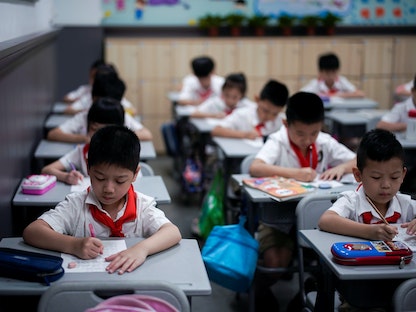 طلاب خلال فصل دراسي للغة الصينية في مدرسة تشانجتشون ستريت الابتدائية في ووهان بمقاطعة هوبي، 4 سبتمبر 2020 - REUTERS