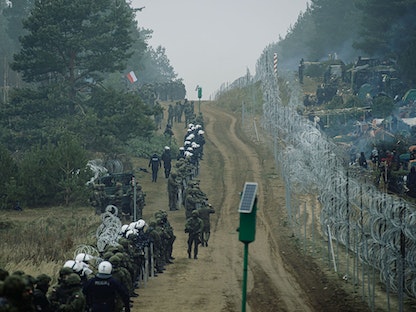 حرس الحدود البولنديون يستنفرون عند الحدود مع بيلاروسيا وسط تدفق المهاجرين، 11 نوفمبر 2021 - via REUTERS
