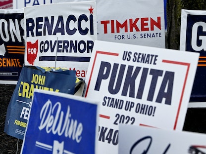 لافتات لمرشحين في انتخابات التجديد النصفي للكونجرس بولاية أوهايو الأميركية - 3 مايو 2022 - REUTERS