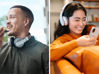مستخدمان يستمعان إلى محتوى صوتي عبر سماعات متصلة بهواتفهما الذكية - فيسبوك