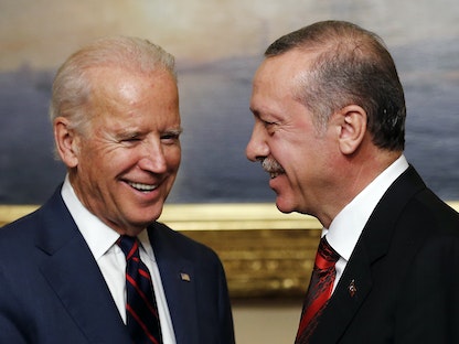 الرئيس التركي رجب طيب أردوغان ونائب الرئيس الأميركي جو بايدن خلال لقاء في إسطنبول - 22 نوفمبر 2014  - REUTERS
