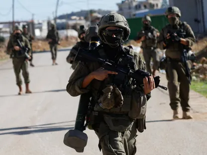 جنود إسرائيليون خلال هجوم على مدينة طوباس في الضفة الغربية المحتلة. 26 نوفمبر 2025 - Reuters