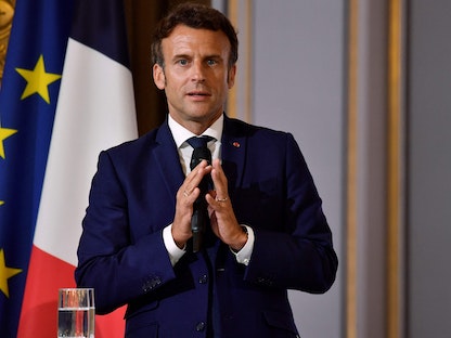 الرئيس الفرنسي إيمانويل ماكرون خلال تكريم لاعبة رياضية في باريس - 3 يونيو 2022 - AFP