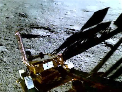 المركبة الجوالة Chandrayaan-3 أثناء مناورتها من مركبة الهبوط القمرية إلى سطح القمر. 25 أغسطس 2023 - AFP