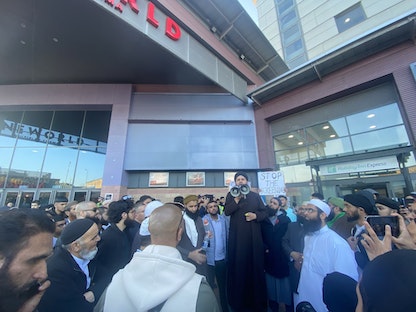 جانب من الاحتجاجات على عرض فيلم "سيدة الجنة" في العاصمة البريطانية لندن - 3 يونيو 2022 - Twitter/abx_bakr