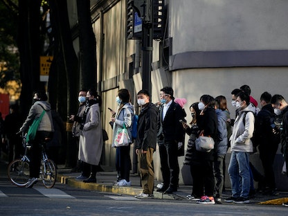 عدد من الأشخاص يرتدون أقنعة واقية من فيروس كورونا في مدينة شنغهاي الصينية. 7 ديسمبر 2022 - REUTERS