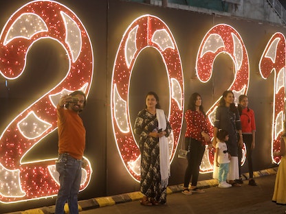 ليلة رأس السنة في مومباي في الهند في 31 ديسمبر 2020. - رويترز