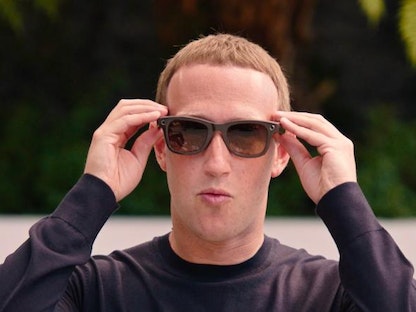 مارك زوكربيرج مؤسس فيسبوك يرتدي النظارة الجديدة RayBan Stories - Facebook