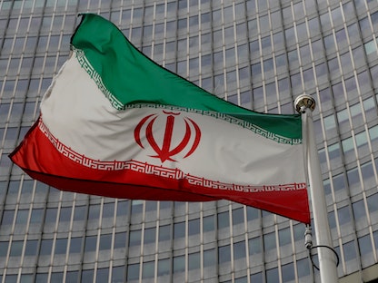 العلم الإيراني أمام مقر الوكالة الدولية للطاقة الذرية في فيينا - REUTERS