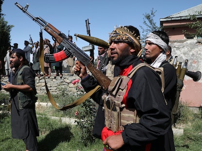 مسلحون يعلنون دعمهم لقوات الأمن الأفغانية في ضواحي كابول - REUTERS
