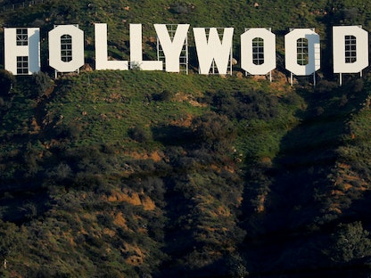 لافتة هوليوود الشهيرة تظهر على أحد التلال فوق أحد أحياء لوس أنجلوس، كاليفورنيا، الولايات المتحدة، 1 فبراير  2019.  - REUTERS