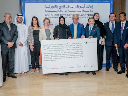 ممثلون لشركات بيع بالتجزئة يوقوعون على إعلان دعم سياسة المواد البلاستيكية المستخدمة لمرة واحدة أبوظبي، الإمارات- 23 مايو 2022 - وام