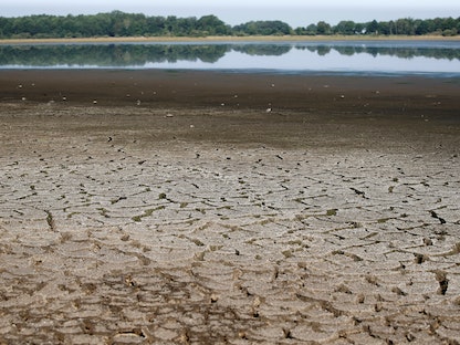 أرض مشققة جراء موجة الجفاف غير المسبوقة في فرنسا- 25 يوليو 2022 - REUTERS