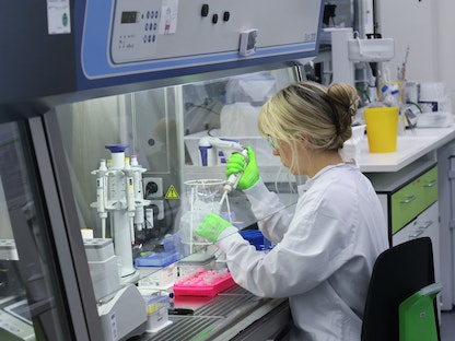 باحثة بأحد مختبرات شركة "بيونتك" في ألمانيا تُجري اختبارات على علاجات مُحتلمة لمرض السرطان. 27 يوليو 2023 - REUTERS