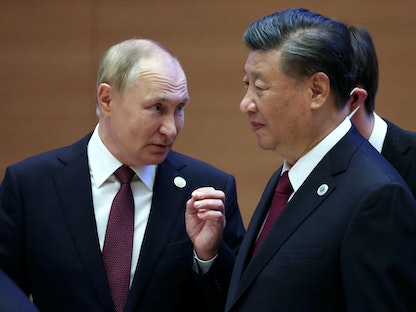 الرئيس الروسي فلاديمير بوتين يتحدث مع نظيره الصيني شي جين بينج على هامش "قمة شنغهاي" في سمرقند بأوزبكستان - 16 سبتمبر 2022. - via REUTERS