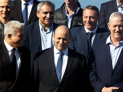 رئيس الوزراء الإسرائيلي نفتالي بينيت مع أعضاء حكومته قبل اجتماع بمستوطنة على هضبة الجولان السورية المحتلة- 26 ديسمبر 2021 - REUTERS