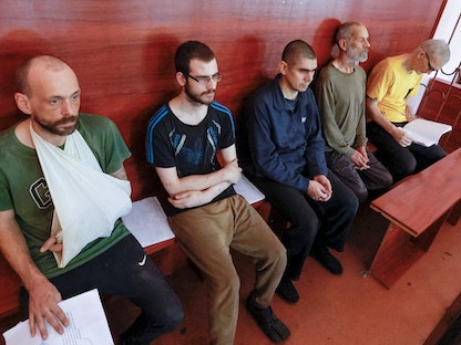 المتهمون الخمسة خلال جلسة المحاكمة في دونيتسك، شرق أوكرانيا، 15 أغسطس 2022 - REUTERS