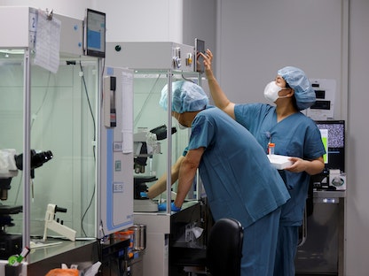 عاملون صحيون في مختبر للخصوبة، كوريا الجنوبية. 30 أبريل 2022 - REUTERS