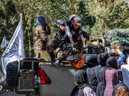 عناصر من طالبان خلال تظاهرة نسائية في العاصمة الأفغانية كابول. 1 أكتوبر 2022 - AFP