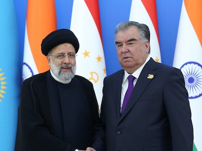رئيس طاجيكستان إمام علي رحمن ونظيره الإيراني إبراهيم رئيسي خلال قمة شنغهاي للتعاون - REUTERS