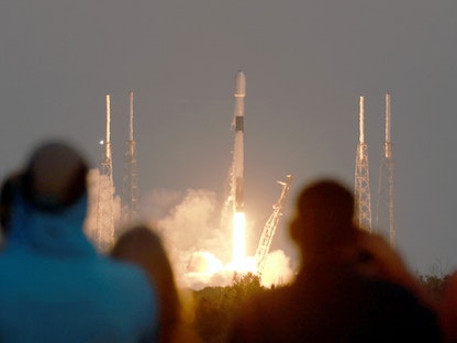 عملية إطلاق أحد صواريخ "سبيس إكس" والتي تحمل الجيل الجديد من أقمار شبكة الإنترنت الفضائي "ستارلينك". 27 فبراير 2023 -  AFP