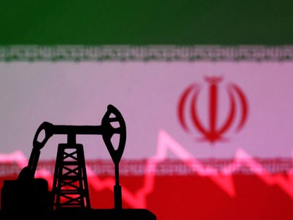صورة تعبيرية لمضخة نفط أمام علم إيران. 9 أكتوبر 2023 - Reuters