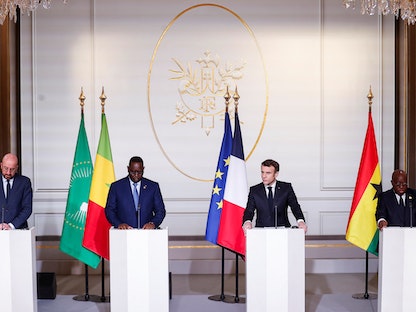 الرئيس الفرنسي إيمانويل ماكرون إلى جانب الرئيس الغاني نانا أفوكو أدو والرئيس السنغالي ماكي سال ورئيس المجلس الأوروبي شارل ميشيل في قصر الإليزيه بباريس - 17 فبراير 2022 - REUTERS