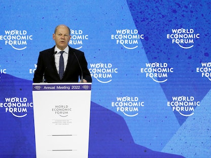 المستشار الألماني أولاف شولتز يلقي كلمة في منتدى "دافوس" العالمي - 26 مايو 2022 - REUTERS