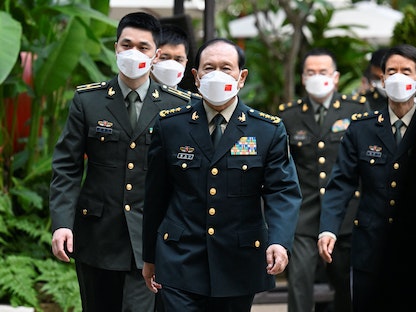 وزير الدفاع الصيني الجنرال وي فنجي يسير لحضور اجتماع ثنائي مع وزير الدفاع الأميركي لويد أوستن في سنغافورة – 10 يونيو 2022 - REUTERS