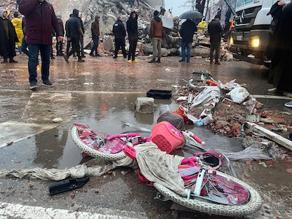 دراجة أطفال مدمرة بينما يبحث رجال الإنقاذ عن ناجين تحت الأنقاض في مدينة "شانلي أورفا". 6 فبراير 2023 - AFP