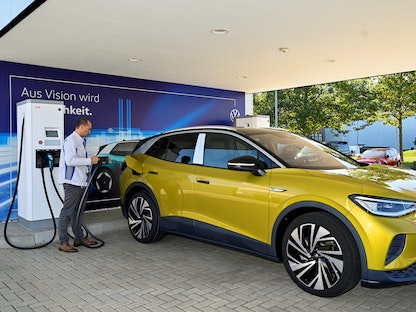 سيارة كهربائية جديدة تحمل علامة فولكسفاغن خلال عرض إعلامي في مدينة تسفيكاو الألمانية، 18 سبتمبر 2020 - REUTERS