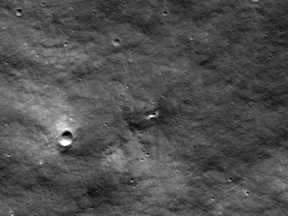 صورة نشرتها وكالة "ناسا" الأميركية لما تقول إنه حفرة على سطح القمر من المحتمل أن تكون نتيجة تحطم المركبة "لونا-25" الروسية. 31 أغسطس 2023 - REUTERS