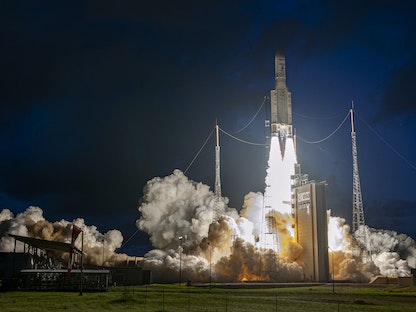 صاروخ أوروبي من طراز " Ariane 5" ينقل قمرين اصطناعيين للاتصالات من مركز  جويانا للفضاء في كورو فرنسا - 22 يونيو 2022 - AFP