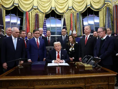 الرئيس الأميركي دونالد ترمب يوقع حزمة تمويل الحكومة لينهي إغلاقاً استمر 43 يوماً، المكتب البيضاوي، 12 نوفمبر 2025 - REUTERS