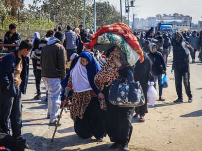 فلسطينيون يفرون من خان يونس إلى جنوب قطاع غزة عبر المخرج الغربي للمدينة على مشارف مخيم اللاجئين. 26 يناير 2024 - AFP