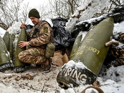جندي أوكراني يعد قذائف مدفعية بالقرب من خط المواجهة مع روسيا في منطقة زابوروجيا. 14 يناير 2024 - Reuters