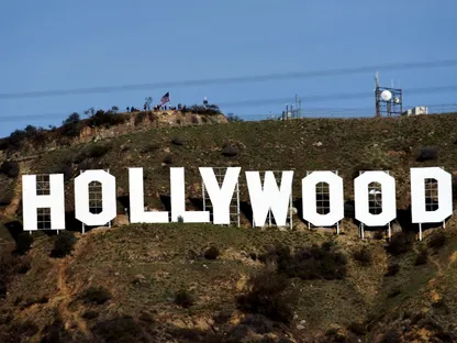 هوليوود تتفادى الإضراب باتفاق مبكر مع نقابة الكتاب