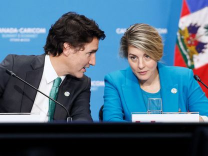 رئيس الوزراء الكندي جاستن ترودو مع وزيرة الخارجية ميلاني جولي في أوتاوا. 18 أكتوبر 2023 - Reuters