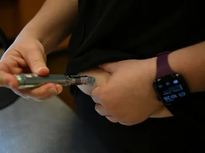 مريضة تحقن نفسها بعلاج لإنقاص الوزن في الولايات المتحدة. 28 أبريل 2025 - REUTERS