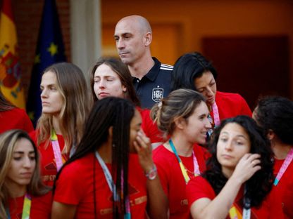 الرئيس السابق لاتحاد كرة القدم في إسبانيا لويس روبياليس خلال استقبال رئيس الوزراء بيدرو سانشيز لمنتخب السيدات الفائز بكأس العالم في مدريد. 22 أغسطس 2023 - Reuters