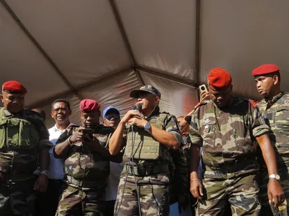 العقيد مايكل راندريانيرينا يخاطب متظاهرين تجمعوا في شارع الاستقلال خلال مظاهرة على مستوى البلاد ضد انقطاع الكهرباء والمياه في أنتاناناريفو بمدغشقر. 14 أكتوبر 2025 - Reuters