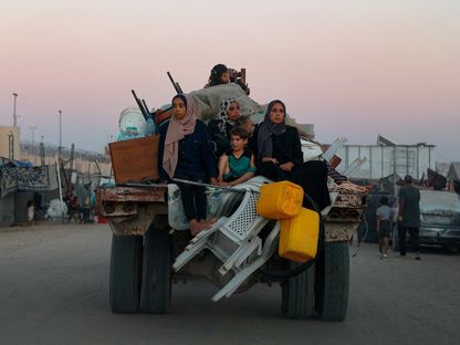 نازحون فلسطينيون يفرون من الجزء الغربي من خان يونس بعد أوامر إخلاء إسرائيلية. 21 أغسطس 2024 - Reuters