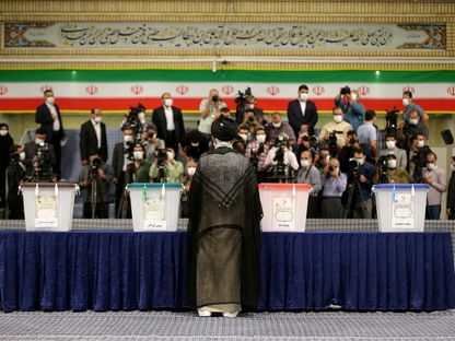 المرشد الإيراني علي خامنئي خلال الإدلاء بصوته في الانتخابات الرئاسية. 18 يونيو 2021 - REUTERS