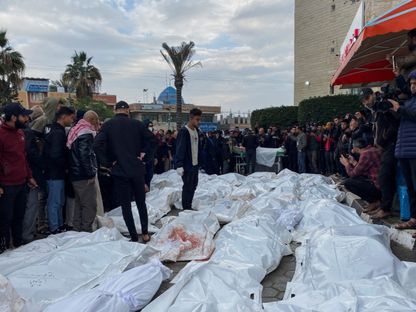 جثث فلسطينيين أمام مستشفى بوسط قطاع غزة بعد أن قتلتهم غارات إسرائيلية. 25 ديسمبر 2023 - Reuters
