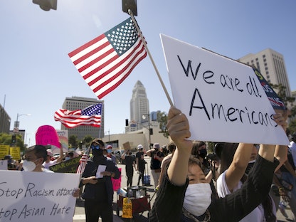 متظاهرون في مسيرة للتنديد بجرائم الكراهية ضد الآسيويين في مدينة لوس أنجلوس الأميركية، 27 مارس 2021 - AP