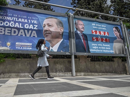 لوحات إعلانية للرئيس التركي رجب طيب أردوغان وزعيم حزب الشعب الجمهوري والمرشح الرئاسي كمال كيليجدار أوغلو في سانليورفا جنوب شرق تركيا. 28 أبريل 2023 - AFP