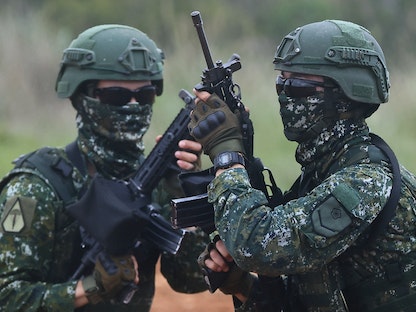 جنديان تايوانيان خلال تدريب على الرماية - 25 مارس 2022 - REUTERS