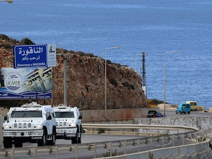 آليتان تابعتان لقوة حفظ السلام التابعة للأمم المتحدة (اليونيفيل) خلال دورية على الطريق الساحلي المؤدي إلى الناقورة الحدودية بين لبنان وإسرائيل - AFP