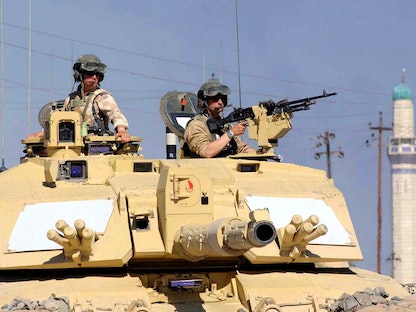 دبابة "تشالنجر 2" من فوج الدبابات الملكي البريطاني في دورية جنوب العراق. 2 أبريل 2003 - Reuters