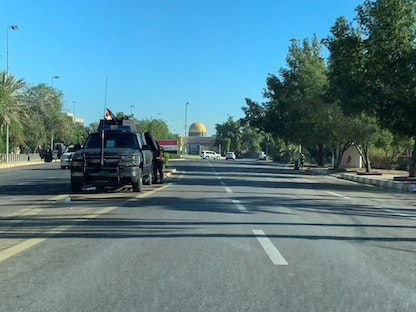 مركبة عراقية أثناء نوبة حراسة في المنطقة الخضراء ببغداء بعد الهجوم على منزل رئيس الوزراء العراقي مصطفى الكاظمي. 7 نوفمبر 2021 - REUTERS